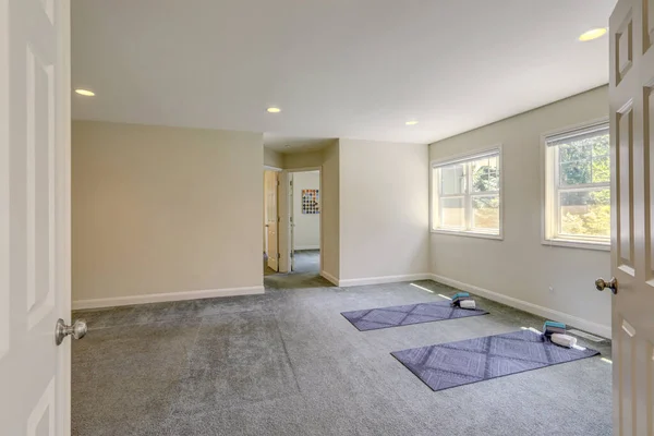 Empty Bedroom Interior Grey Carpet Two Yoga Mats — Stock Photo, Image