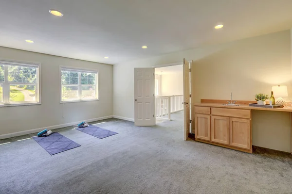 Interior Del Dormitorio Vacío Con Alfombra Gris Dos Colchonetas Yoga — Foto de Stock