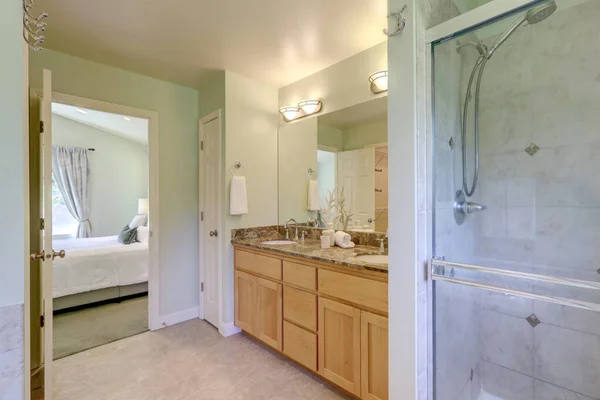 大型经典主卧房浴室 淋浴有步行 浴缸有蜂窝 木柜有两个水槽 — 图库照片