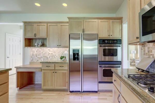 典雅舒适明亮的厨房内部 配有木制橱柜和花岗岩灰色台面 — 图库照片