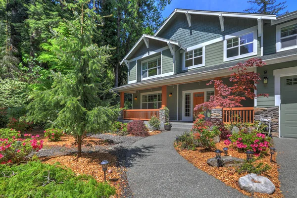 Schöne Lange Zweistöckige Northwest Home Exterior Graugrün Mit Frühling Landschaftsbau — Stockfoto