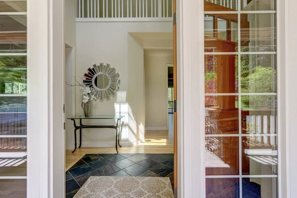 Pintu Masuk Aula Dengan Pintu Terbuka Dari Luar Dengan Miror — Stok Foto
