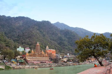 Ganj Nehri'nin kıyısında. Rishikesh. Hindistan