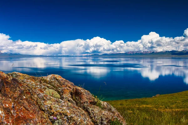 水に映った美しい雲 — ストック写真