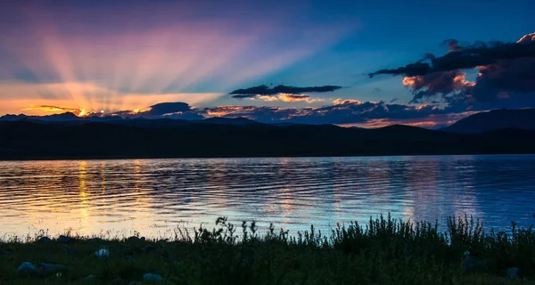 山の湖の夕日 — ストック写真