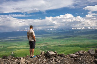 Bir adam bir dağ valley adlı arıyor