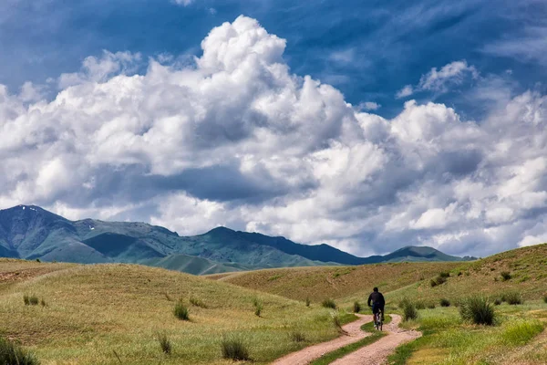 Un cycliste voyage dans les montagnes — Photo