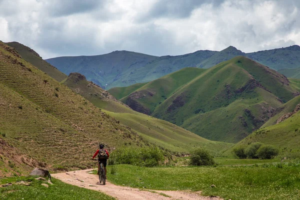Um ciclista está viajando nas montanhas — Fotografia de Stock