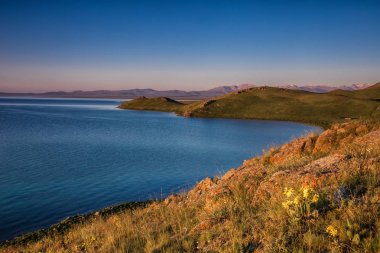 Yüksek dağ Gölü üzerinde gündoğumu