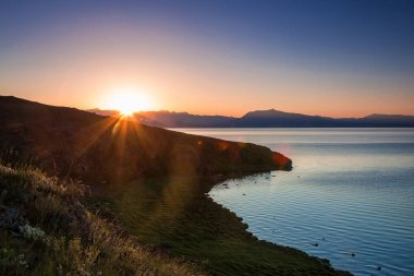 Yüksek dağ Gölü üzerinde gündoğumu.
