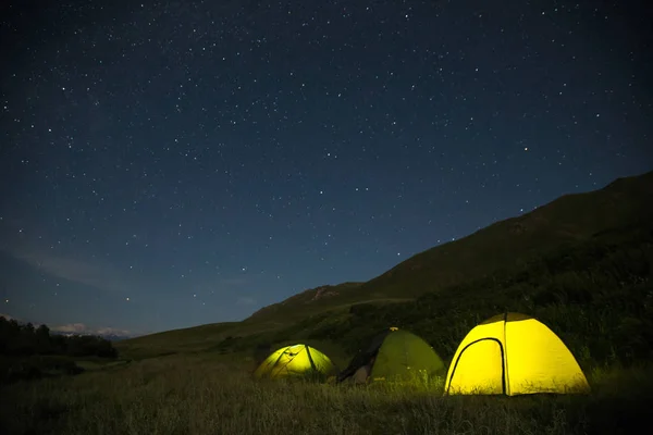 Camping la nuit. Le ciel étoilé . — Photo