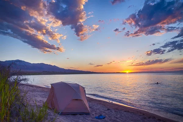 Zelt am Ufer des Sees. Sonnenuntergang. — Stockfoto