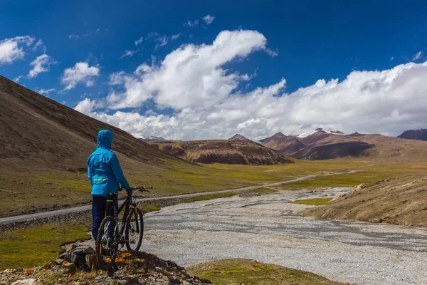 用一辆自行车上高山背景的家伙。利亚通. — 图库照片