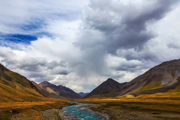 Berglandschappen. De vallei van de rivier van de Burkan. Kirgizië — Stockfoto