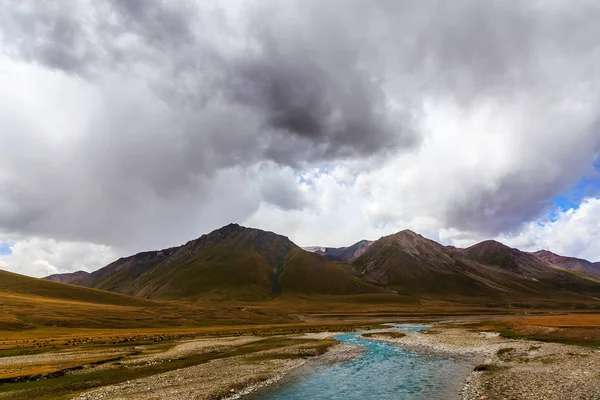 Hegyi tájak. BURKAN folyó völgyében. Kirgizisztán — Stock Fotó