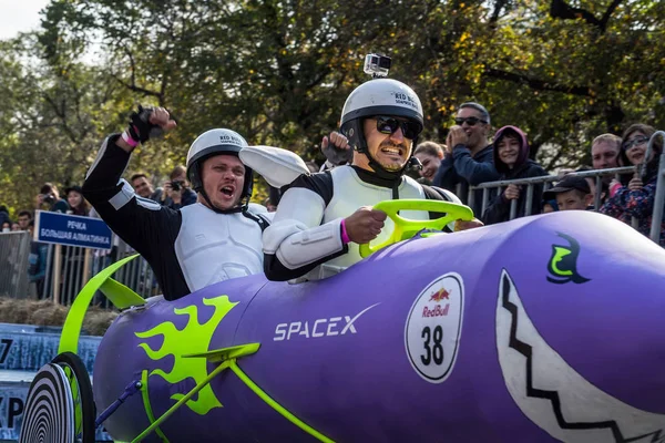 Almatı, Kazakistan - 24 Eylül 2017: Tanımlanamayan rakip rides onun ev yapımı araç Red Bull Soapbox Race 2017 sırasında