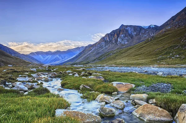 Tájak. Hegyi folyó völgyében. Kirgizisztán — Stock Fotó