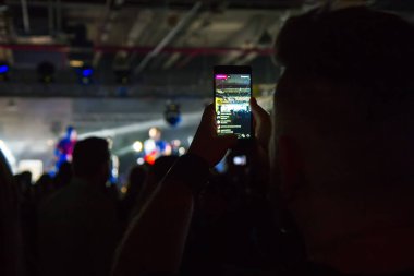 bir akıllı telefon üzerinden bir konser video yayını