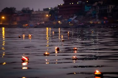 Diyas. Yanan bir mum ile sepet tekne. Nehir Ganj. Hindistan