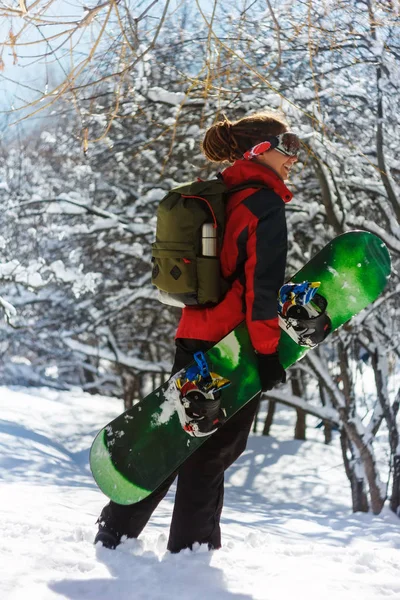 Chica con snowboard en el bosque —  Fotos de Stock