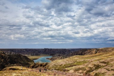 İnsanlar doğada yürüyüş. Ili Nehri. Kazakistan. Bahar manzara