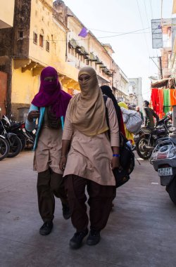 Jaipur, Hindistan - 10 Ocak 2018: Yaşmak kızlarda cadde boyunca gitmek