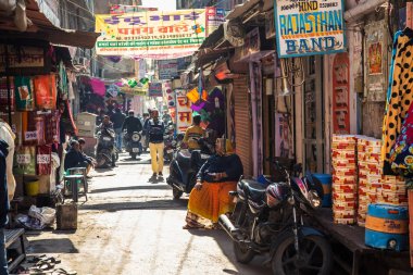 Jaipur, Hindistan - 10 Ocak 2018: Hindistan'ın geleneksel sokak. Sokak ticaret