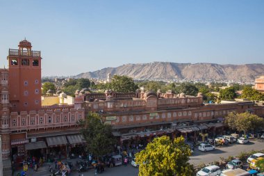 Jaipur, Hindistan - 10 Ocak 2018: Street palace Hawa Mahal yakınındaki. Kırmızı ve pembe kumtaşı inşa.