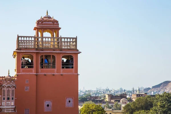 Jaipur, Hindistan - 10 Ocak 2018: Kule Hawa Mahal. Kırmızı ve pembe kumtaşı inşa. — Stok fotoğraf