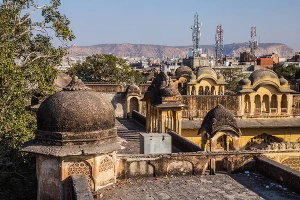 Eski binalar mobil iletişim kuleleri arka plan üzerine çatılar. Jaipur, Hindistan. — Stok fotoğraf