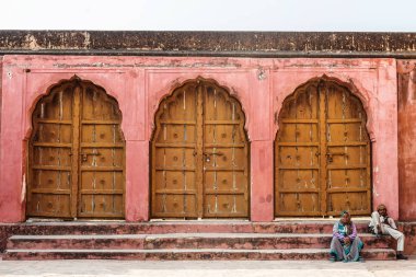 Jaipur, Hindistan - 12 Ocak 2018: Hintli bir çift büyük kapılar eski fort yakınındaki adımları oturur. Amer Fort
