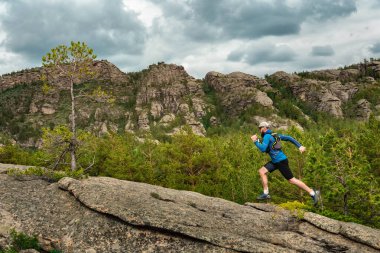 Dağ yolunda koşan erkek koşucu