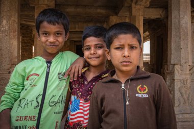 Hampi, Karnataka, Hindistan - 16 Ocak 2018: Eski bir tapınakta gezinen Hintli çocukların portresi