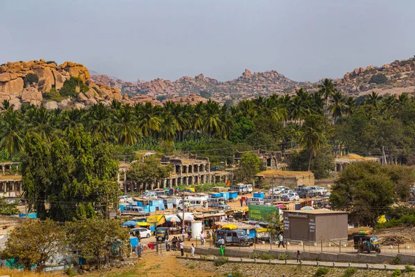 Hampi, Karnataka, India - 2018. január 16.: Parkolás Hampi falu közelében. Kilátás a Hampi romokra. Emlékművek csoportja Hampi-ban — Stock Fotó