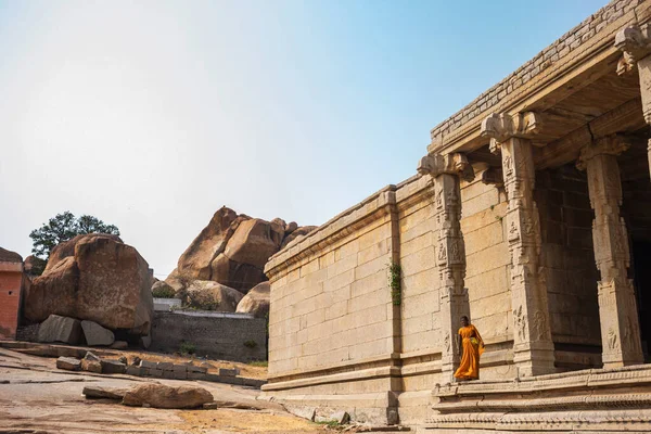 Hampi, Karnataka, India - 2018. január 16.: Az egyik ősi romos templom gondnoka. Emlékművek csoportja Hampi-ban — Stock Fotó