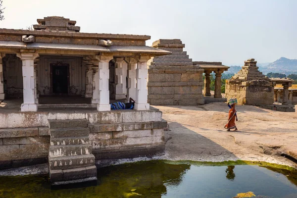 Hermosa vista de las ruinas con un pequeño estanque. Grupo Monumento en Hampi, Karnataka, India — Foto de Stock
