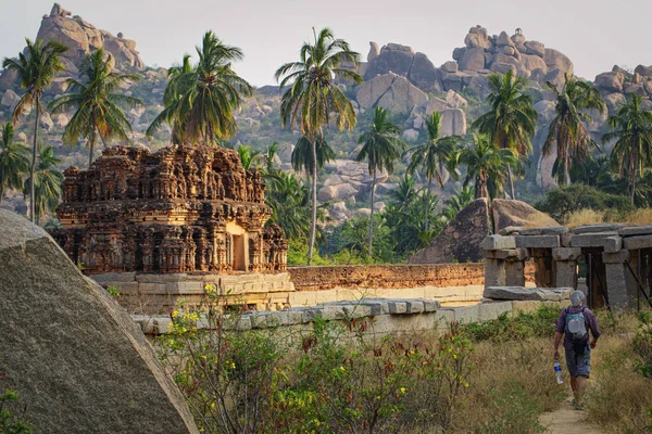 Hombre visitando atracciones turísticas. Hermosa vista de las increíbles ruinas de Hampi. Complejo del templo de Vitthala. Karnataka, India — Foto de Stock