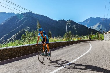 Bir dağ yolda yol Bisiklete binmek bir adam