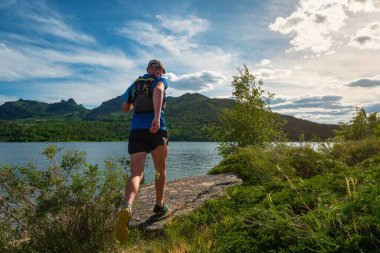 Dağ yolunda koşan erkek koşucu