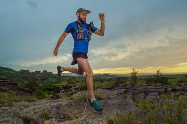 Erkek bir koşucu akşamları dışarıda antrenman yapıyor..