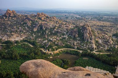 Matanga tepesinden Hampi 'nin harabelerinin güzel manzarası. Karnataka, Hindistan
