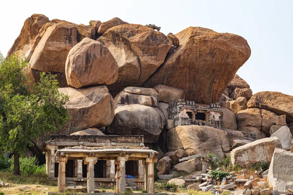 Az ősi templomok lerombolása Hampi falu közelében. India — Stock Fotó