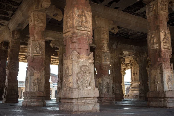 Columnas de piedra tallada en un templo antiguo. La ruina de los templos antiguos cerca del pueblo de Hampi. Templo de Krishna. India — Foto de Stock