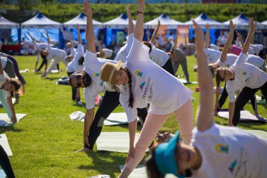Almatı, Kazakistan - 18 Haziran 2017: Yoga gün şehirde. Kitle Yoga açık havada
