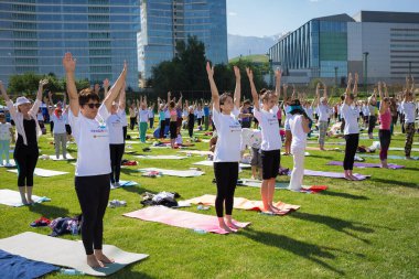Almatı, Kazakistan - 18 Haziran 2017: Yoga gün şehirde. Kitle Yoga açık havada