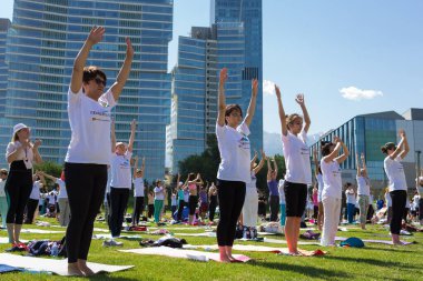 Almatı, Kazakistan - 18 Haziran 2017: Yoga gün şehirde. Kitle Yoga açık havada