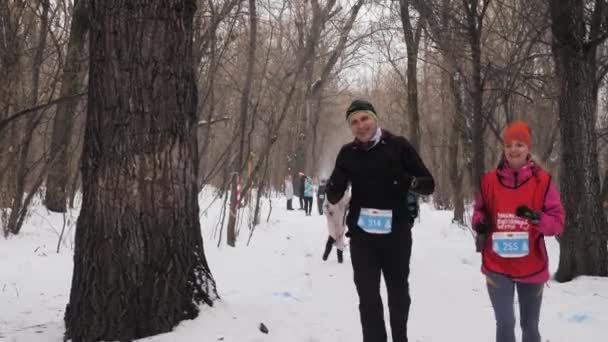 阿拉木图 阿尔马 阿塔地区 哈萨克斯坦 2020年1月1日 冬季跑步比赛2020年阿拉木图新年马拉松赛 在鲍姆公园跑步的运动员 — 图库视频影像