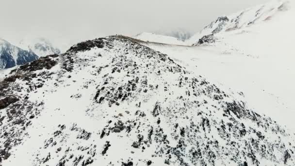 Горы Зимой Туристы Поднимаются Горы Облачный Зимний День Люди Идут — стоковое видео
