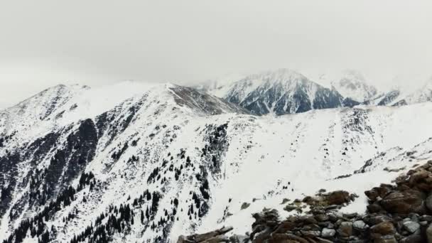 Montanhas Inverno Voando Sobre Cume Coberto Grandes Pedras Clima Nublado — Vídeo de Stock