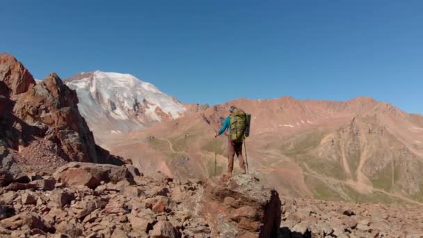 Viajante Com Uma Mochila Fica Uma Grande Pedra Nas Montanhas — Vídeo de Stock